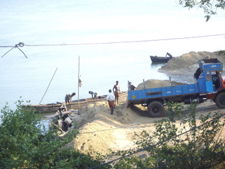 Sand mining on the west side of the Mabukala bridge in Karnataka, India. Rudolph A. Furtado